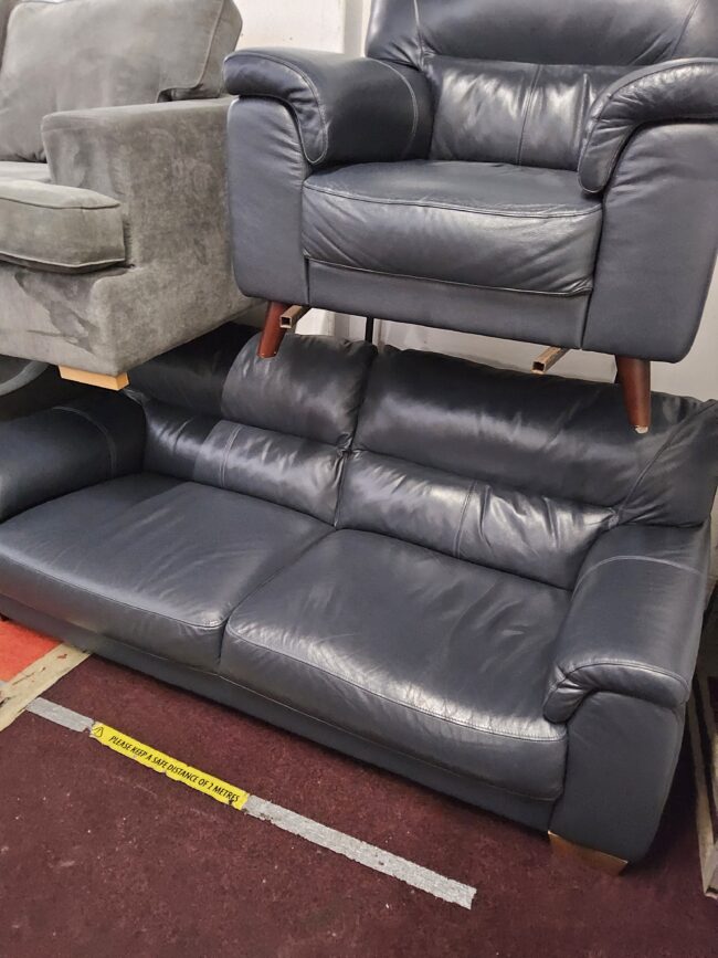 Stunning leather large two seater and armchair - Image 4