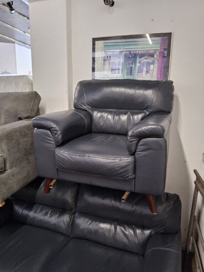 Stunning leather large two seater and armchair - Image 3
