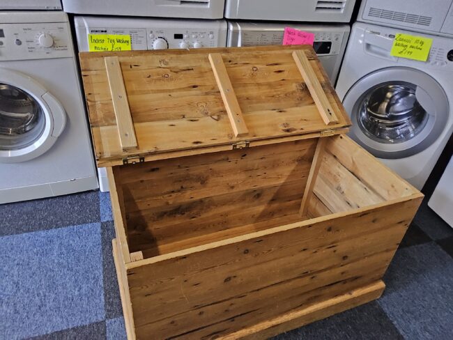 blanket wooden box