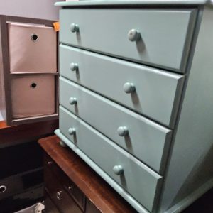 Painted chest of drawers (042688)