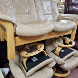 Stressless leather recliner sofa featuring a light oak wooden frame and two reclining armchair with footstool (082602)